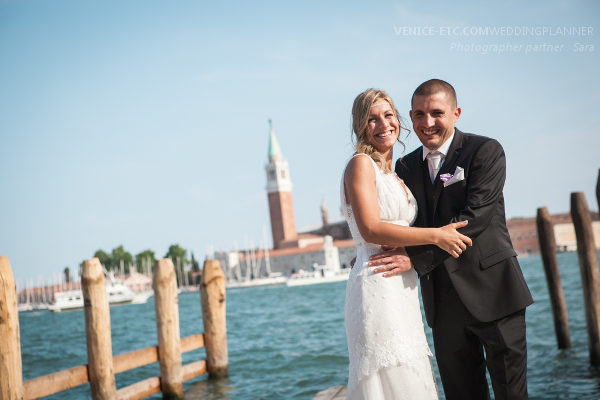 Photo d'un couple dans un maPhoto d'un couple au moment de l'organisation mariage à Venise.