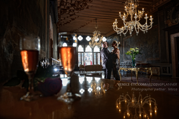 Photo des verres de champagne lors d'une demande en mariage à Venise.