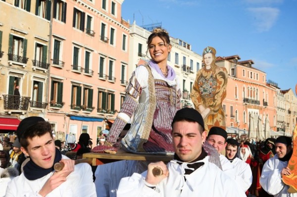 Fête des mariés à Venise.