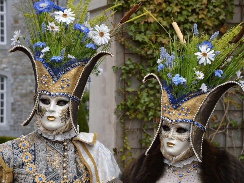 Photo des gens qui portent un costume vénitien.