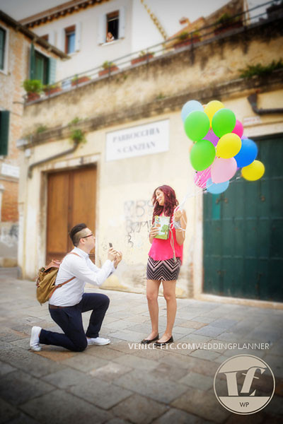 marriage proposal in fall season venice